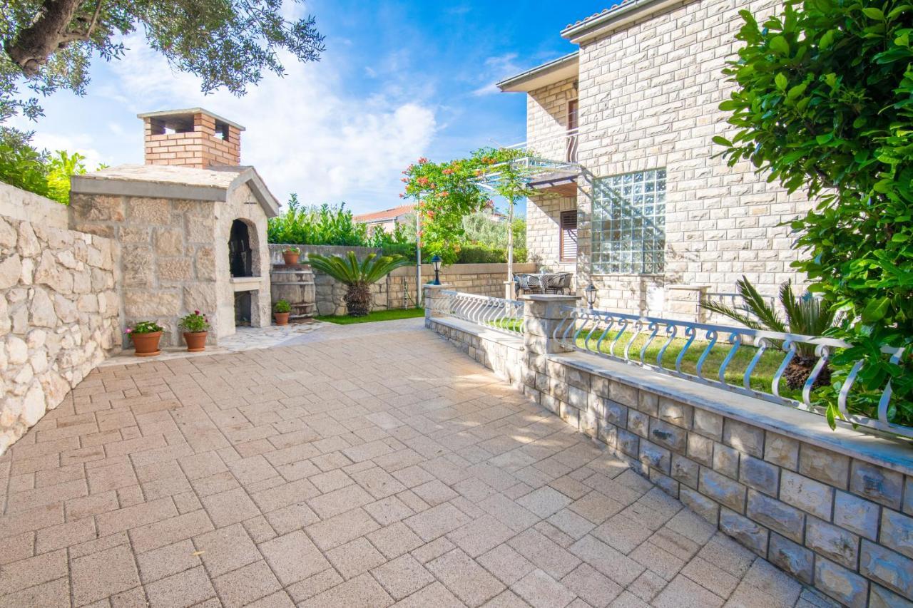 Apartment Iva With Sea View Makarska Exterior foto